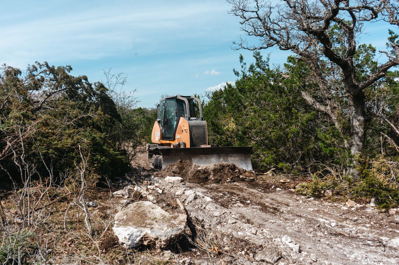 Equipment correcting a rocky road base